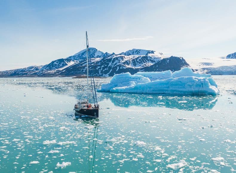 - Ski and sailboat expedition adventure svalbard spitsbergen with Bollé maskVignette site CW